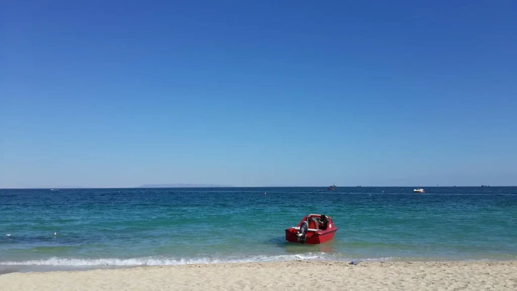 Kish Island Beaches: Crystal Waters & Beach Activities
