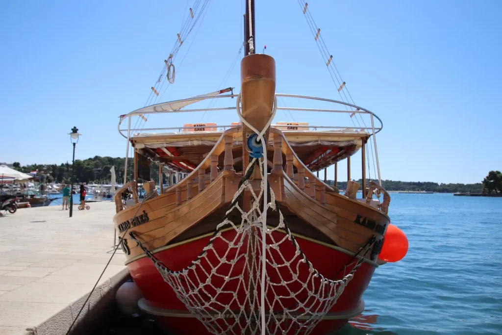 Traditional island hopping boat tour in Port Barton
