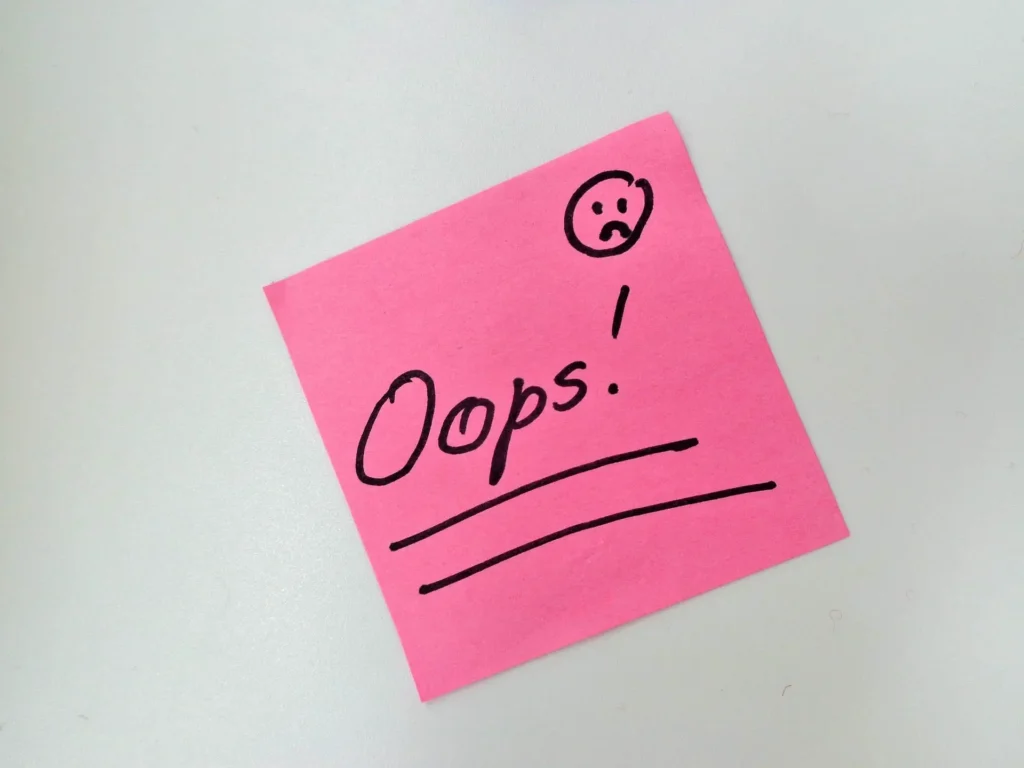 Sticky note reminder symbolizing common travel mistakes visitors should avoid
