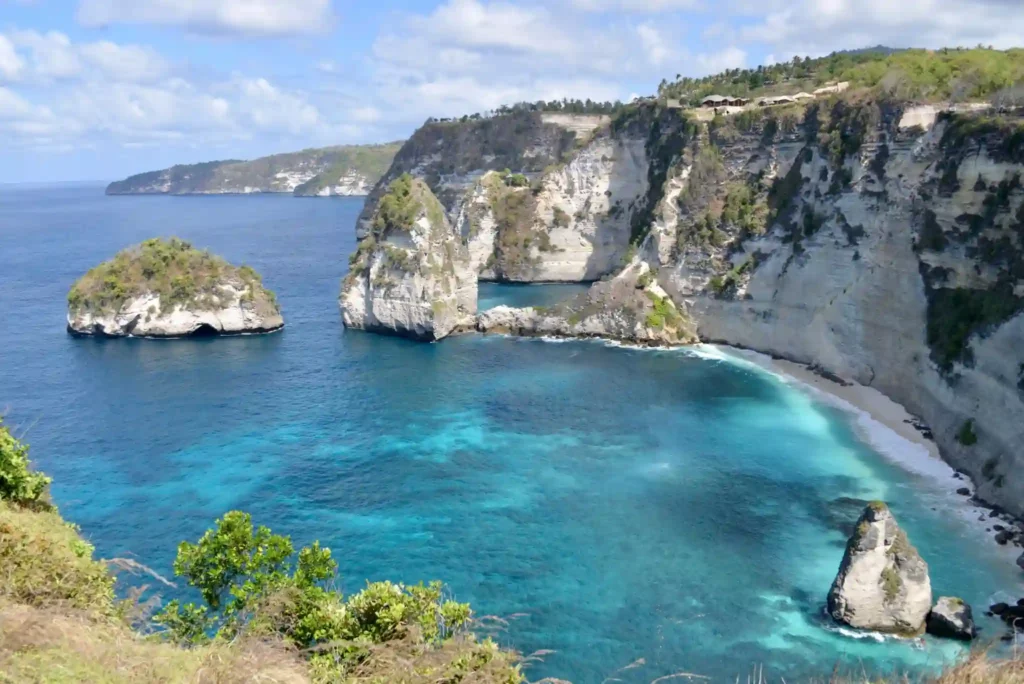 Crystal Bay cliffs and turquoise water in Nusa Penida, Bali. 