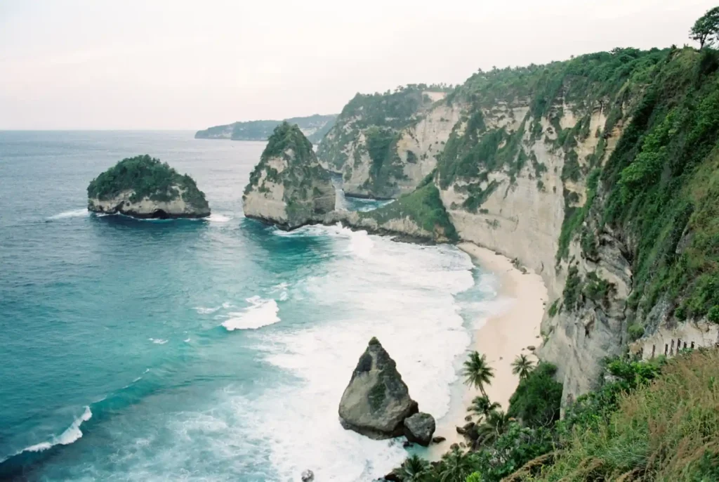 Panoramic view of Diamond Beach cliffs and turquoise water. 