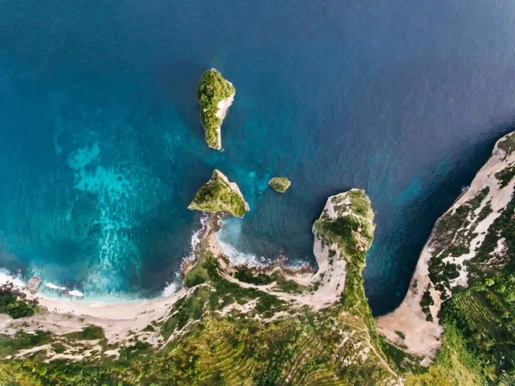Aerial drone view of Kelingking Beach and turquoise waters in Nusa Penida, Bali.