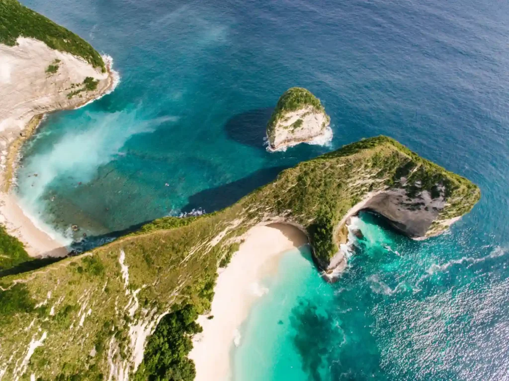 Aerial view of Kelingking Beach and turquoise waters in Nusa Penida. 