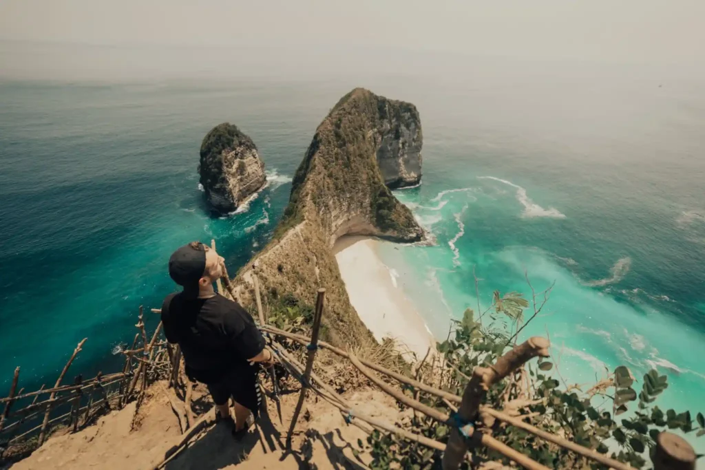 Traveler overlooking Kelingking Beach viewpoint.