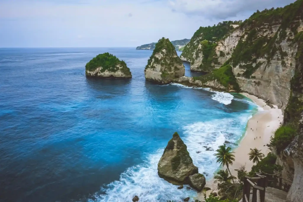 Kelingking Beach cliffs and turquoise bay.