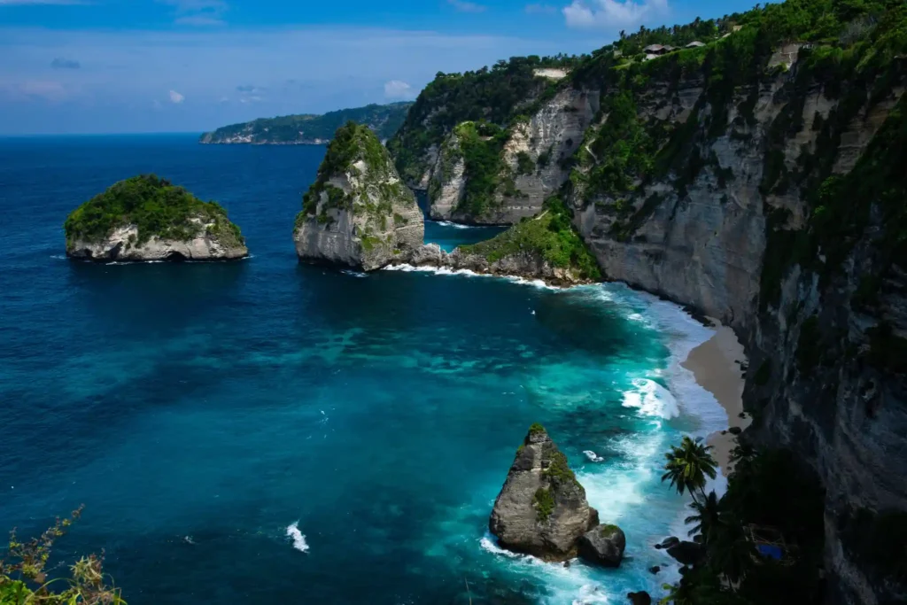 Nusa Penida coastal cliffs and turquoise beach view.