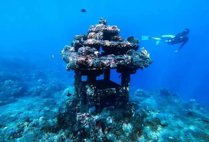Amed underwater temple snorkeling 